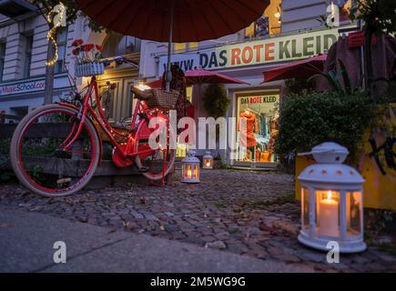 Il vestito rosso, Lanterna, bicicletta, Germania, Berlino, 18. 10. 2020, Oderberger Strasse Foto Stock