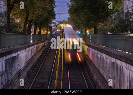 Germania, Berlino, 18. 10. 2020, linea della metropolitana, di fronte al tunnel, fermata della metropolitana Eberswalder Strasse, treno della metropolitana Foto Stock