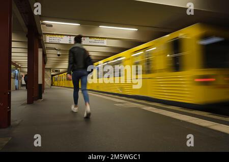 Germania, Berlino, 17. 09. 2020, stazione della metropolitana Alexanderplatz, U2, per Pankow, passeggeri in corsa Foto Stock