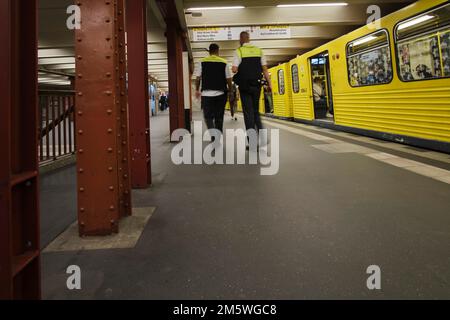 Germania, Berlino, 17. 09. 2020, stazione della metropolitana Alexanderplatz, U2, per Pankow, servizio di sicurezza Foto Stock