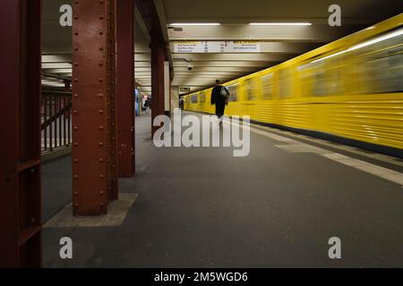 Germania, Berlino, 17. 09. 2020, stazione della metropolitana Alexanderplatz, U2, per Pankow, passeggeri Foto Stock