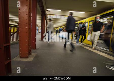 Germania, Berlino, 17. 09. 2020, stazione della metropolitana Alexanderplatz, U2, per Pankow, passeggeri in corsa Foto Stock