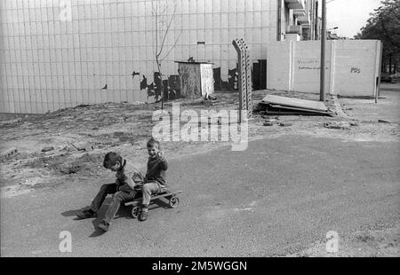 GDR, Berlino, 28. 04. 1990, bambini al Muro al Behmstrassenbruecke, C Rolf Zoellner Foto Stock