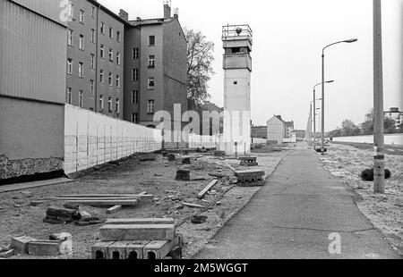 GDR, Berlino, 28. 04. 1990, striscia di muro e torre di guardia tra le mura di Bernauer Strasse, C Rolf Zoellner Foto Stock