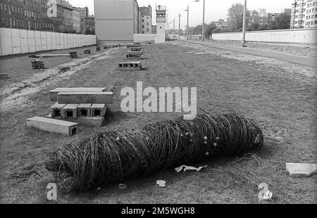 GDR, Berlino, 28. 04. 1990, striscia di muro e torre di guardia tra le mura di Bernauer Strasse, filo spinato a spirale, C Rolf Zoellner Foto Stock