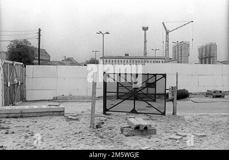 GDR, Berlino, 07. 06. 1990, guardie di frontiera a Nordbahnhof (Invalidenstrasse), vecchia porta di frontiera, tra le mura, C Rolf Zoellner Foto Stock