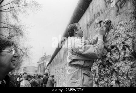 GDR, Berlino, 10. 03. 1990. Picchio muraria alla Mura alla porta di Brandeburgo Foto Stock