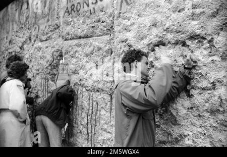 GDR, Berlino, 10. 03. 1990. Picchio muraria alla Mura alla porta di Brandeburgo Foto Stock