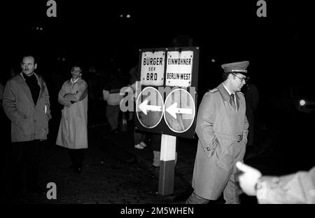 GDR, Berlino, 09. 11. 1989, apertura del muro di Berlino, valico di frontiera di Bornholmer Strasse, Boesebruecke, RDT cittadini che affluiscono in Occidente, frontiera Foto Stock