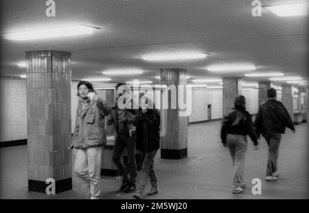 Germania, Berlino, 03. 10. 1990, vittime di gas lacrimogeno fuggono verso la stazione della metropolitana Alexanderplatz, manifestazione per la riunificazione il 3 ottobre 1990 Foto Stock