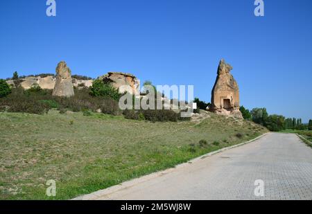 Si ritiene che il Tempio di Aslankaya ad Afyonkarahisar sia stato costruito nel 7th ° secolo. Foto Stock