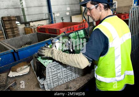 Rifiuti elettronici. Riciclaggio di elettronica da Simi, smantellamento televisions.eindhoven olanda. vvvbvanbree fotografie. Foto Stock