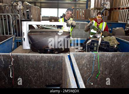 Rifiuti elettronici. Riciclaggio di elettronica da Simi, smantellamento televisions.eindhoven olanda. vvvbvanbree fotografie. Foto Stock