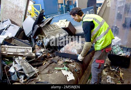 Rifiuti elettronici. Riciclaggio di elettronica da Simi, smantellamento televisions.eindhoven olanda. vvvbvanbree fotografie. Foto Stock