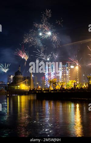 Atmosfera di Capodanno con fuochi d'artificio nel cielo della città di Makassar, Sulawesi meridionale, Indonesia. Foto Stock