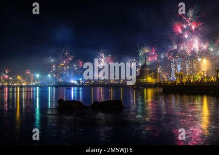 Atmosfera di Capodanno con fuochi d'artificio nel cielo della città di Makassar, Sulawesi meridionale, Indonesia. Foto Stock