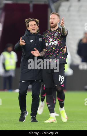 Londra INGHILTERRA - Dicembre 30 L-R Thomas Frank manager di Brentford e Pontus Jansson di Brentford festeggia la loro vittoria dopo la Premier League inglese Foto Stock