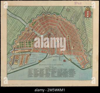 Plan de la ville d'Amsterdam. Data di pubblicazione stimata in base alle strutture e alle caratteristiche della città. Orientato da nord a destra in basso. Include 'Verklaringe der Cyffer getallen' elencando 110 siti digitati sui numeri sulla mappa. Include l'illustrazione dello stemma di Amsterdam. Alcuni edifici mostrati in figura. Titolo in francese. Mappa e chiave in olandese.... , Paesi Bassi , Olanda del Nord , provincia , Amsterdam Foto Stock