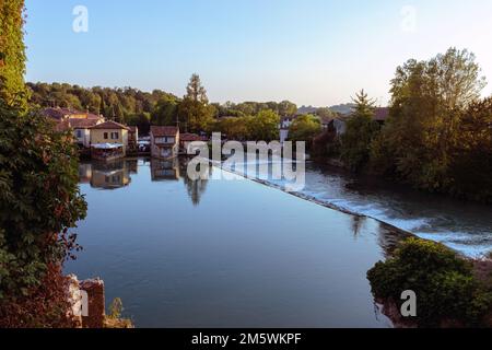 Vista pittoresca del borgo di Borghetto sul Mincio, Italia. Edifici storici sul fiume con ponte. Destinazione del viaggio. Foto Stock