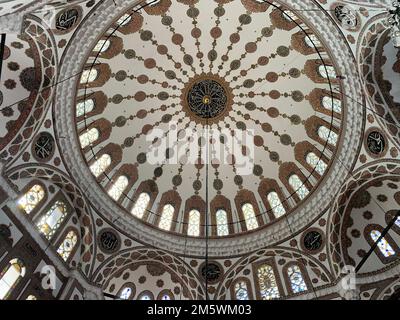 Situata a Uskudar, Turchia, la Moschea di Yeni valide è stata costruita nel 1711. Foto Stock