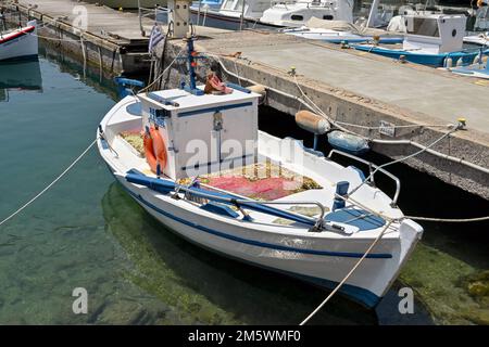 AEGINA, Grecia - Maggio 2022: Piccola barca da pesca in legno ormeggiata nel porto principale dell'isola Foto Stock