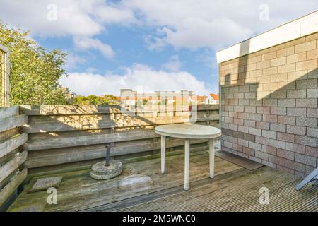 Tessere mosaico su un albero rotondo tagliato con crepe inciuda  all'esterno. Mobili da giardino fai da te, decorati da piccole piastrelle  fatte a mano. Mosaico serpente colorato Foto stock - Alamy