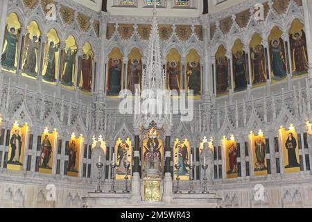 Nostra Signora dell'Immacolata Concezione, Birkenhead - reredos della chiesa è decorata con immagini dei Santi e degli Angeli Foto Stock