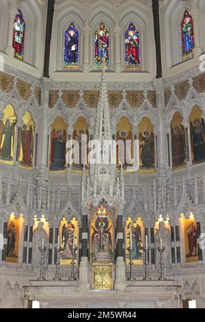 Nostra Signora dell'Immacolata Concezione, Birkenhead - reredos della chiesa è decorata con immagini dei Santi e degli Angeli Foto Stock