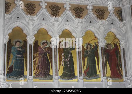 Nostra Signora dell'Immacolata Concezione, Birkenhead - reredos della chiesa è decorata con immagini dei Santi e degli Angeli Foto Stock
