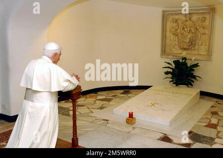 File photo - Papa Benedetto XVI davanti alla sua futura tomba. Prega davanti alla prima tomba di Giovanni Paolo II, sotto la Basilica di San Pietro, in Vaticano, il 2 maggio 2005. Dopo la sua beatificazione, la nuova tomba di Giovanni Paolo II si trova all'interno della basilica. E questa cappella è il luogo dove Benedetto XVI sarà sepolto. Foto di Eric Vandeville/ABACAPRESS.COM Foto Stock