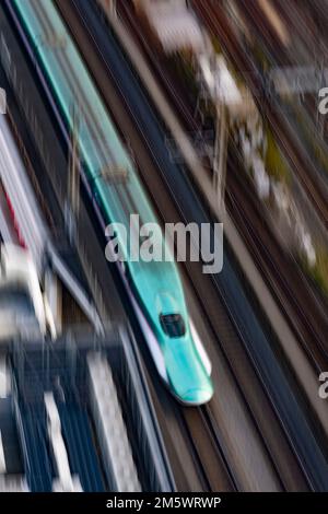 Tokyo, Giappone. 10th Nov 2022. Un treno superveloce JR Shinkansen Limited Express passa da Oji nella citta' di Kita vicino al confine Tokyo-Saitama. Lo Shinkansen è il più sicuro sistema di trasporto pubblico interurbano ad alta velocità ferroviario rapido di transito nel mondo, senza alcun costo operativo per i suoi quasi 50 anni di storia.il Giappone ha recentemente riaperto al turismo dopo oltre due anni di divieti di viaggio a causa della pandemia COVID-19. Lo Yen si è notevolmente deprezzato nei confronti del dollaro USA, creando turbolenze economiche per il commercio internazionale e l'economia giapponese. Anche il Giappone ora sta vivendo un conteggio quotidiano di Foto Stock