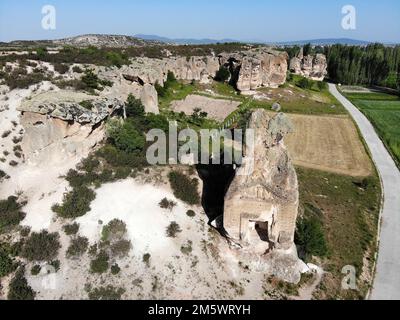 Si ritiene che il Tempio di Aslankaya ad Afyonkarahisar sia stato costruito nel 7th ° secolo. Foto Stock