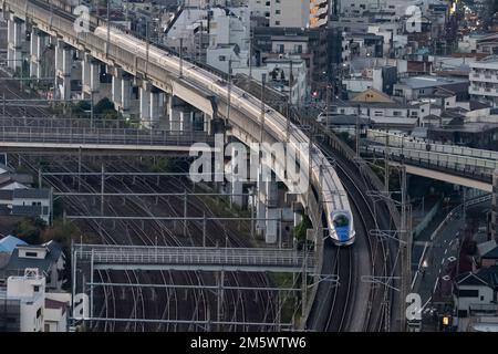 Tokyo, Giappone. 10th Nov 2022. Un treno superveloce JR Shinkansen Limited Express passa da Oji nella citta' di Kita vicino al confine Tokyo-Saitama. Lo Shinkansen è il più sicuro sistema di trasporto pubblico interurbano ad alta velocità ferroviario rapido di transito nel mondo, senza alcun costo operativo per i suoi quasi 50 anni di storia.il Giappone ha recentemente riaperto al turismo dopo oltre due anni di divieti di viaggio a causa della pandemia COVID-19. Lo Yen si è notevolmente deprezzato nei confronti del dollaro USA, creando turbolenze economiche per il commercio internazionale e l'economia giapponese. Anche il Giappone ora sta vivendo un conteggio quotidiano di Foto Stock