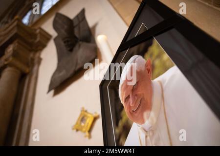 Paderborn, Germania. 31st Dec, 2022. Un quadro con Papa Emerito Benedetto XVI si trova nella Cattedrale di S. Maria, S.. Liborius, St. Kilian di Paderborn. Sopra si trova una scultura di Papa Giovanni Paolo II, che visitò la cattedrale nel 1996. Papa emerito Benedetto XVI morì in Vaticano il 31 dicembre 2022, all'età di 95 anni. Credit: Friso Gentsch/dpa/Alamy Live News Foto Stock