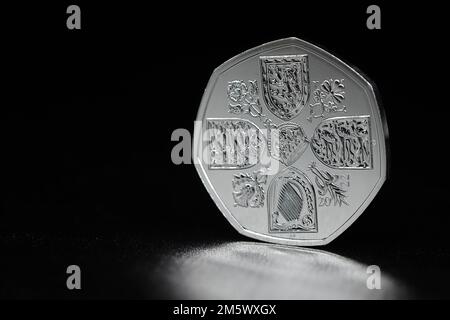 La prima moneta del 50p a presentare il primo ritratto di sua altezza reale Re Carlo III creato dallo scultore Martin Jennings Foto Stock