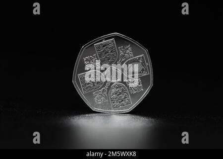 La prima moneta del 50p a presentare il primo ritratto di sua altezza reale Re Carlo III creato dallo scultore Martin Jennings Foto Stock