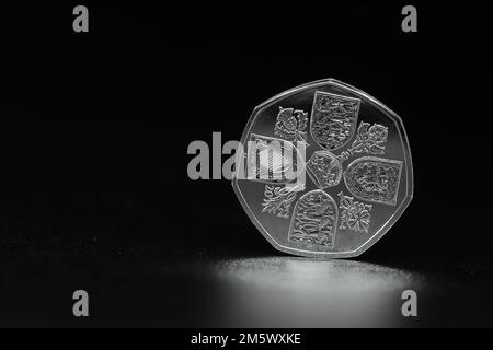 La prima moneta del 50p a presentare il primo ritratto di sua altezza reale Re Carlo III creato dallo scultore Martin Jennings Foto Stock