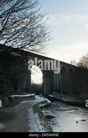 Inverno congelato - canale stretto di Huddersfield - Uppermill, Inghilterra, Regno Unito Foto Stock