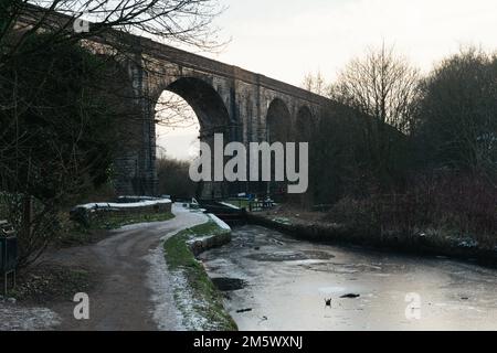 Inverno congelato - canale stretto di Huddersfield - Uppermill, Inghilterra, Regno Unito Foto Stock