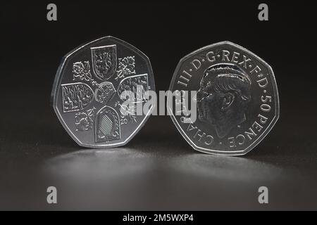 La prima moneta del 50p a presentare il primo ritratto di sua altezza reale Re Carlo III creato dallo scultore Martin Jennings Foto Stock