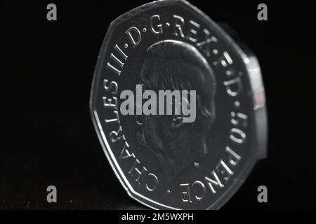 La prima moneta del 50p a presentare il primo ritratto di sua altezza reale Re Carlo III creato dallo scultore Martin Jennings Foto Stock