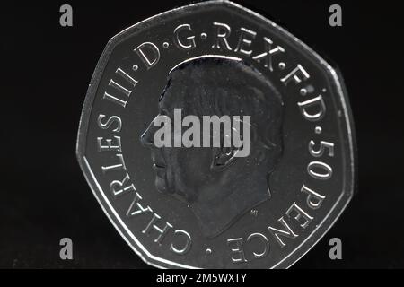 La prima moneta del 50p a presentare il primo ritratto di sua altezza reale Re Carlo III creato dallo scultore Martin Jennings Foto Stock