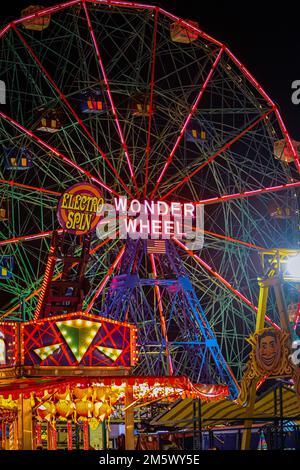 Un colpo di ruota da meraviglia a basso angolo al Luna Park sulla meraviglia di Coney Island, di notte Foto Stock