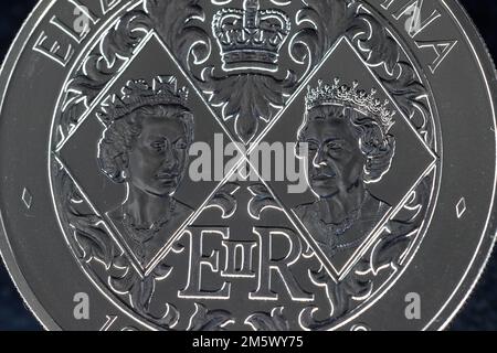 Una moneta commemorativa del £5 fatta in onore della sua ultima Maestà la Regina Elisabetta II La facciata presenta il primo ritratto di Re Carlo III Foto Stock