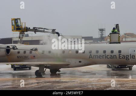 Deicing American Airlines piccolo jet all'aeroporto Hopkins di Cleveland il 24 2022 dicembre dopo la tempesta di neve. Foto Stock