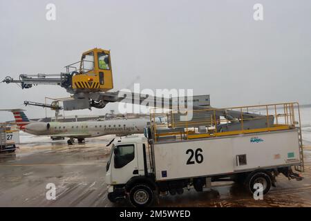 Deicing American Airlines piccolo jet all'aeroporto Hopkins di Cleveland il 24 2022 dicembre dopo la tempesta di neve. Foto Stock