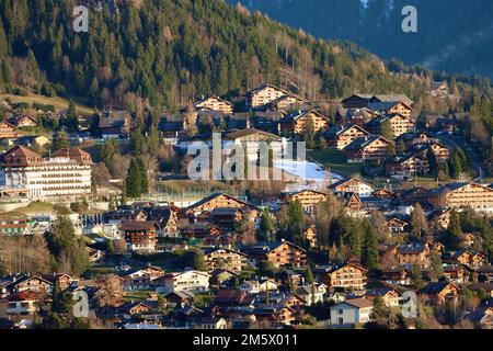 Villars sur Ollon senza neve durante la fine di dicembre 2022. Il grande edificio bianco nel centro è l'Hotel Villars Palace. Foto Stock