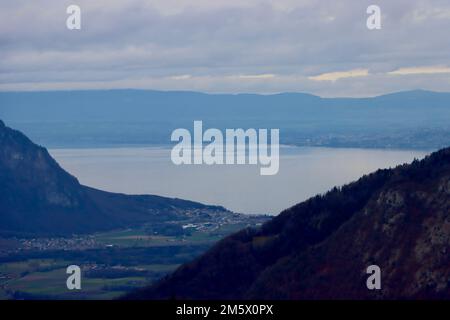 Lago di Ginevra visto dal villaggio di Les Ecovets sopra Villars sur Ollon in Svizzera. Foto Stock