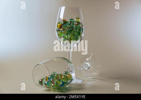 Bicchiere di vino riempito con marmi di vetro - Focus su vetro verticale Foto Stock