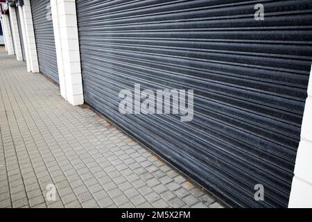 persiane giù sul vuoto chiuso negozi fronts newtownabbey, irlanda del nord, regno unito Foto Stock